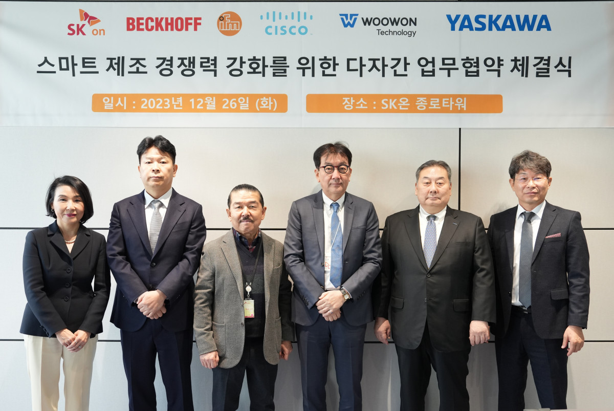 ▲26일 ‘스마트 제조 경쟁력 강화를 위한 다자간 업무협약 체결식’이 열린 가운데, 참석자들이 기념 촬영을 하고 있다. (사진제공=SK온)