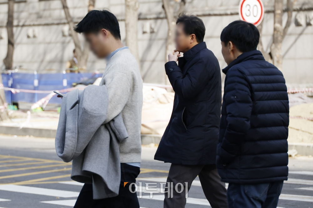 ▲서울 영등포구 여의도역 일대에서 비교적 가벼운 옷차림을 한 시민이 발걸음을 옮기고 있다. 