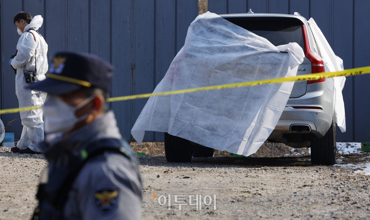 ▲27일 서울 종로구 와룡공원 인근에서 배우 이선균이 차 안에서 숨진 채로 발견돼 경찰이 현장을 통제하고 있다. 조현호 기자 hyunho@