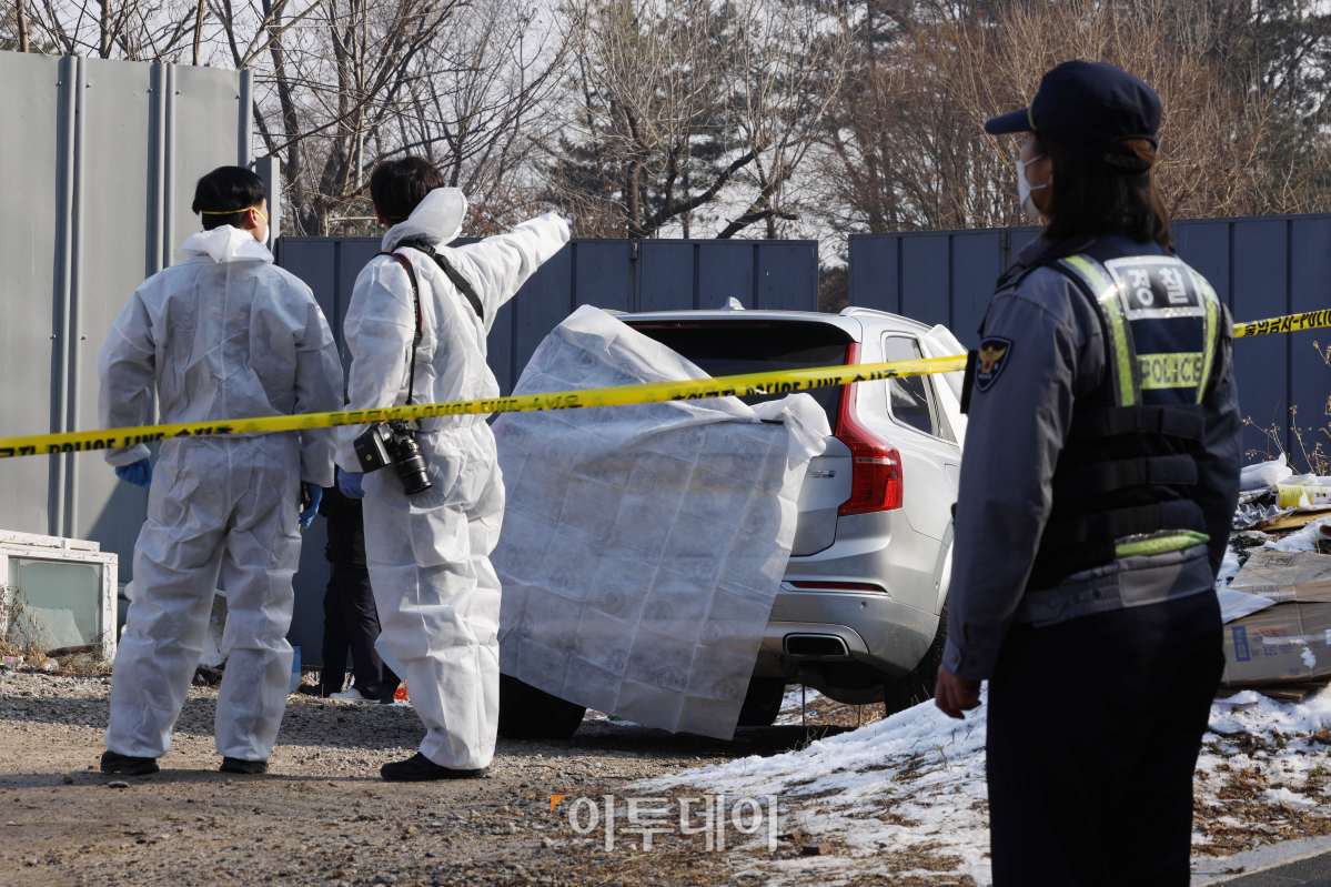 ▲27일 서울 종로구 와룡공원 인근에서 배우 이선균이 차 안에서 숨진 채로 발견돼 경찰이 현장을 통제하고 있다. 조현호 기자 hyunho@