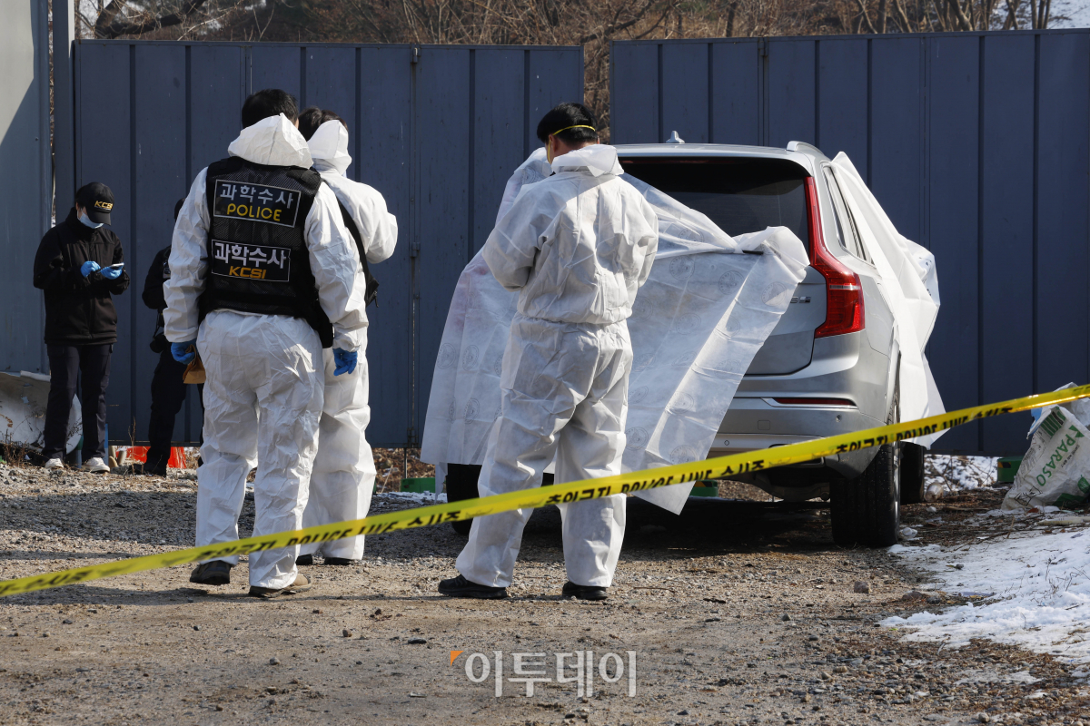 ▲27일 서울 종로구 와룡공원 인근에서 배우 이선균이 차 안에서 숨진 채로 발견돼 경찰이 현장을 통제하고 있다. 조현호 기자 hyunho@