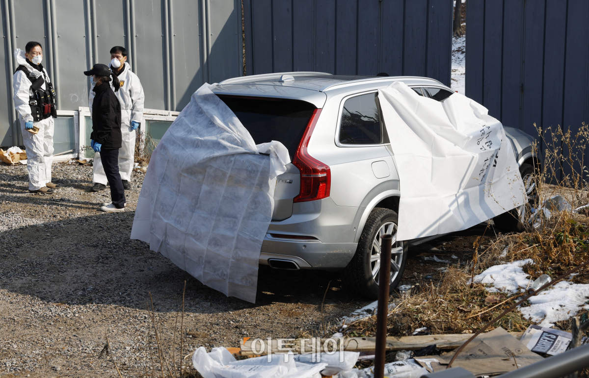 ▲27일 서울 종로구 와룡공원 인근에서 배우 이선균이 차 안에서 숨진 채로 발견돼 경찰이 현장을 통제하고 있다. 조현호 기자 hyunho@