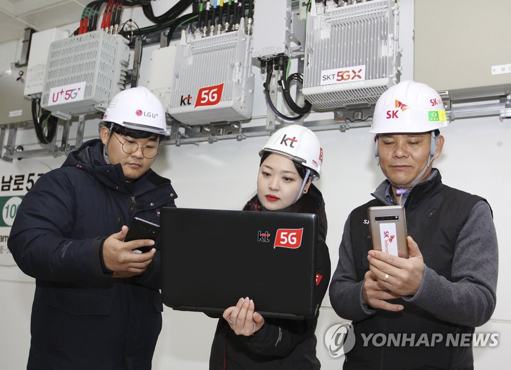 ▲통신 3사 네트워크 담당자들이 광주광역시 금남로5가역에서 5G 네트워크 품질을 점검하고 있다. (사진제공=통신3사)