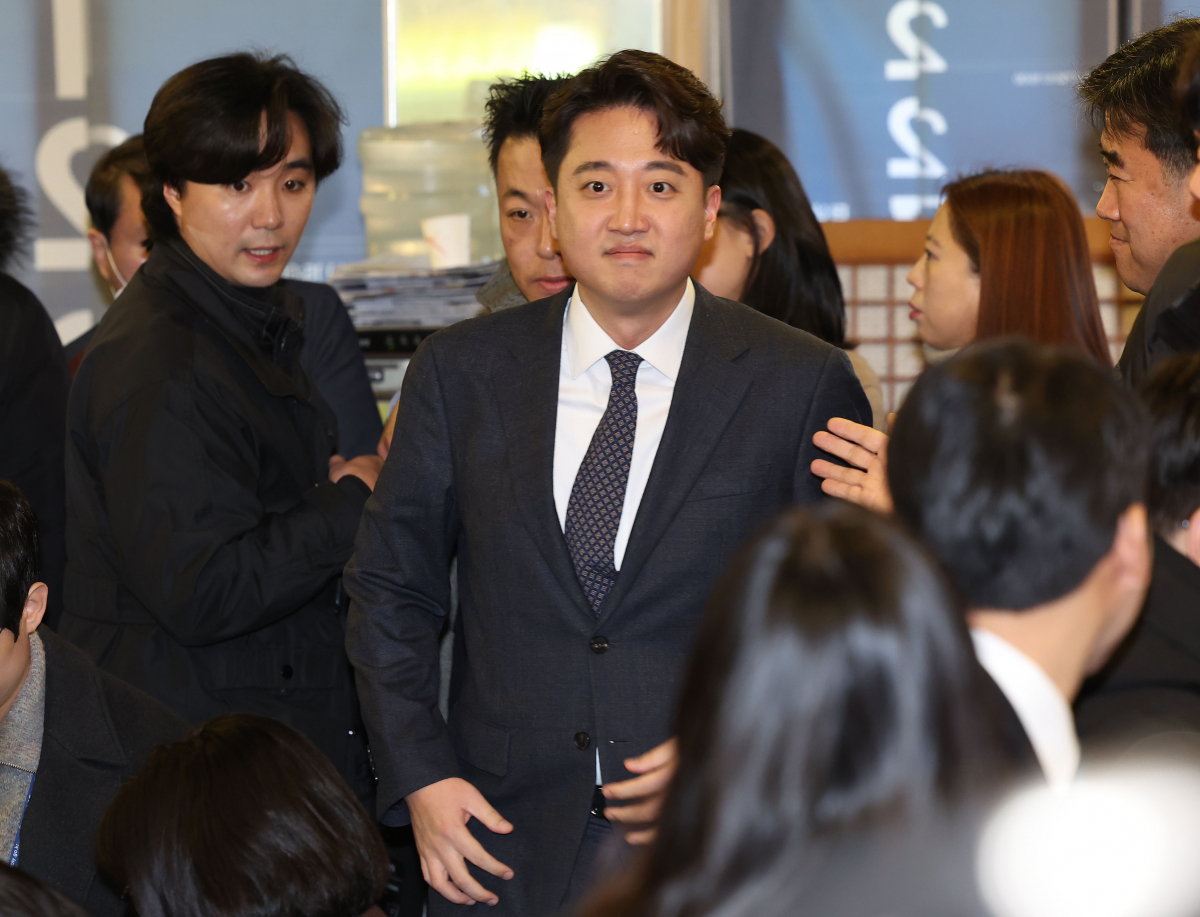 ▲이준석 전 국민의힘 대표가 27일 오후 서울 노원구 상계동의 한 갈빗집에서 탈당 기자회견을 하기 위해 입장하고 있다. (뉴시스)