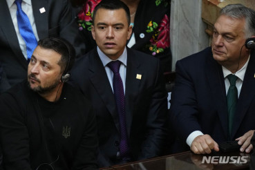 ▲오르반(오른쪽) 헝가리 총리와 젤렌스키(왼쪽) 우크라이나 대통령이 지난 10일(현지시간) 아르헨티나 수도 부에노스아이레스에서 열린 하비에르 밀레이 아르헨티나 대통령 취임식에 참석했다. 부에노스아이레스/AP뉴시스