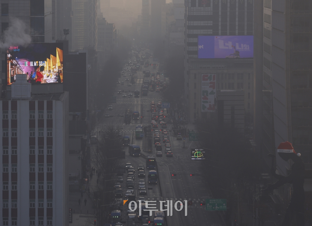 ▲서울 초미세먼지 농도가 '나쁨' 수준을 보인 27일 서울 도심이 뿌옇게 보이고 있다. 조현호 기자 hyunho@