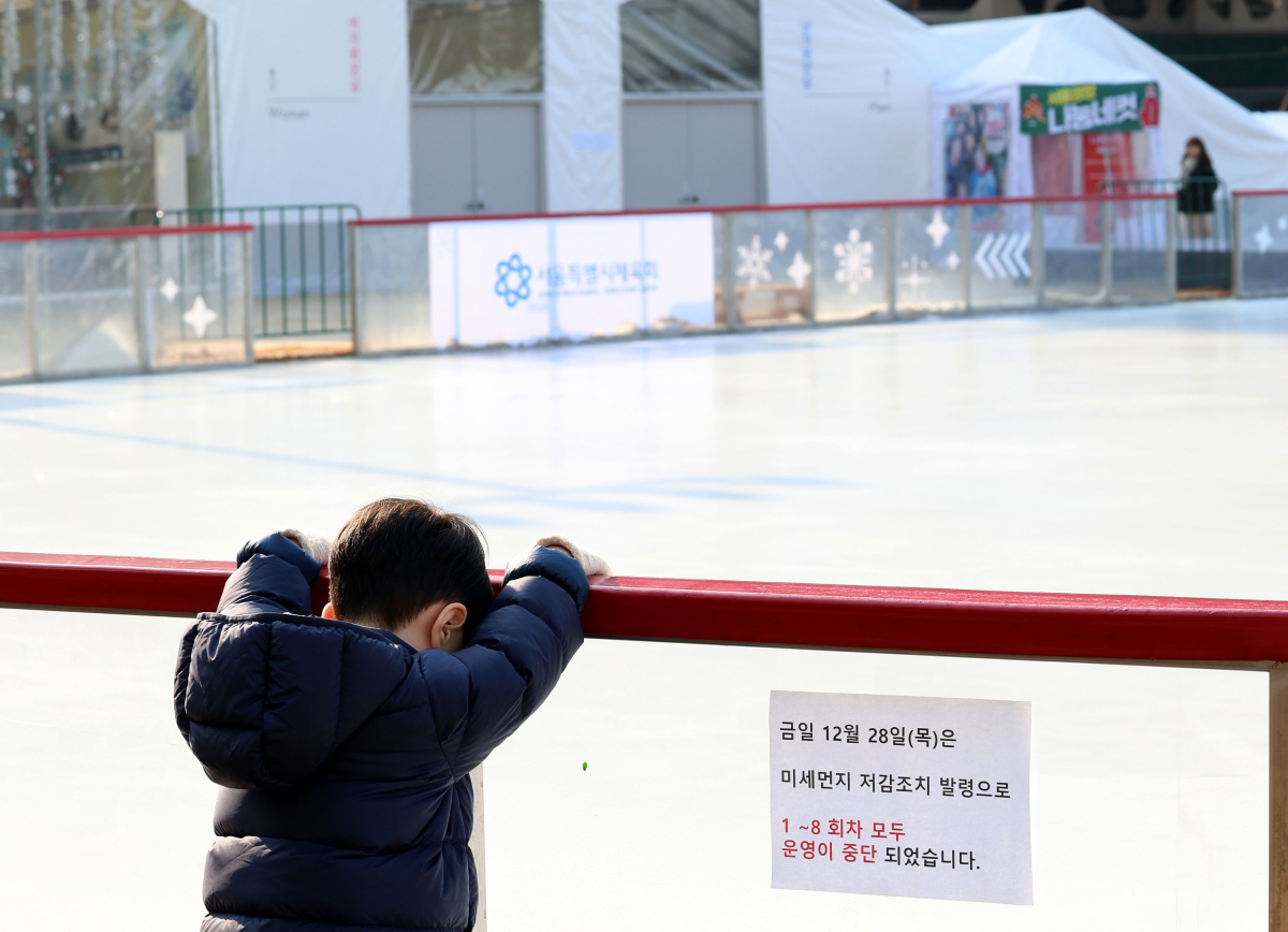 ▲서울 등 수도권에 올겨울 처음으로 미세먼지 비상저감조치가 내려진 28일 서울광장 스케이트장의 운영이 중단돼 있다. 신태현 기자 holjjak@