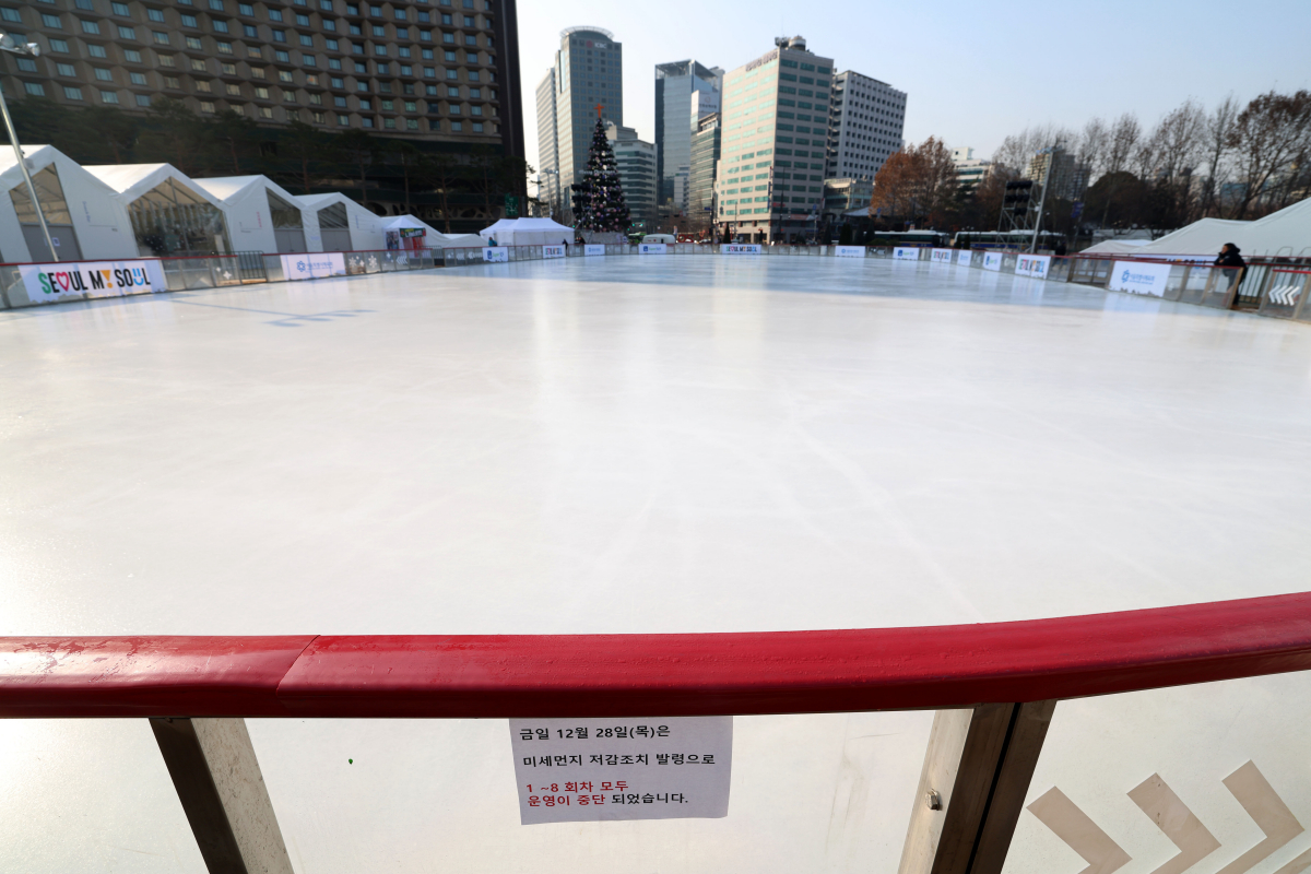 ▲서울 등 수도권에 올겨울 처음으로 미세먼지 비상저감조치가 내려진 28일 서울광장 스케이트장의 운영이 중단돼 있다. 신태현 기자 holjjak@