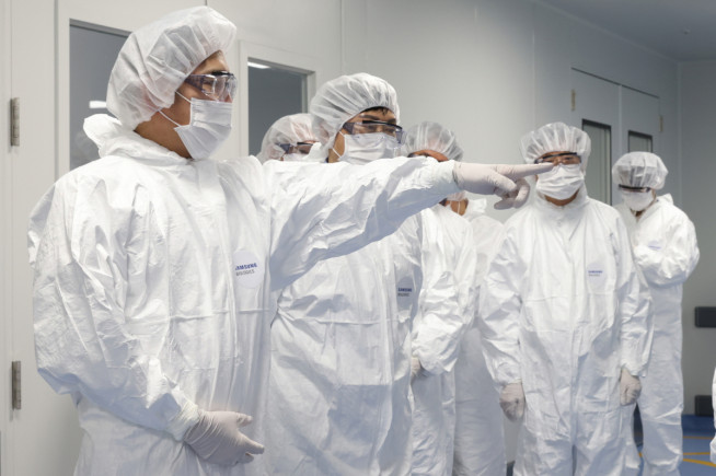 ▲이재용 삼성전자 부회장이 삼성바이오로직스 송도 4공장을 직접 점검하고 있다. (사진제공=삼성전자)