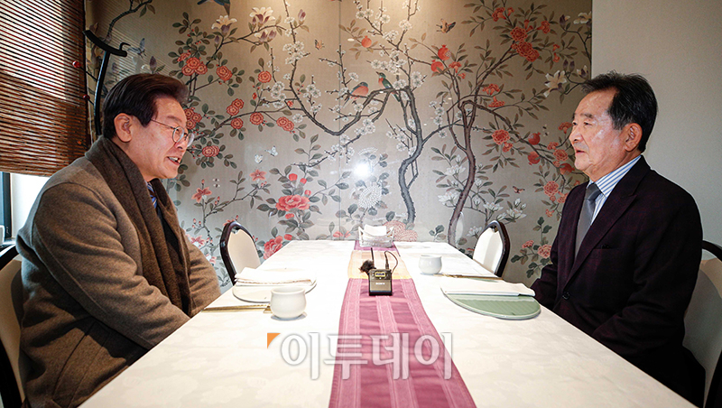 ▲이재명(왼쪽) 더불어민주당 대표와 정세균 전 국무총리가 28일 서울 종로구의 한 음식점에서 회동을 하고 있다. 국회사진취재단