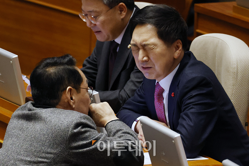 ▲김기현(오른쪽) 국민의힘 의원과 김도읍 법제사법위원장이 28일 서울 여의도 국회에서 열린 본회의에서 대화를 하고 있다. 고이란 기자 photoeran@