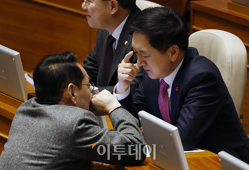 ▲김기현(오른쪽) 국민의힘 의원과 김도읍 법제사법위원장이 28일 서울 여의도 국회에서 열린 본회의에서 대화를 하고 있다. 고이란 기자 photoeran@