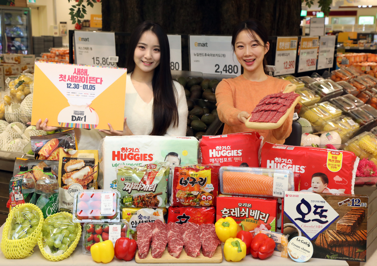 ▲27일 이마트 용산점에서 모델들이 새해 첫 할인 행사 '2024 DAY1(데이원)'을 소개하고 있다.  (사진제공=신세계그룹)