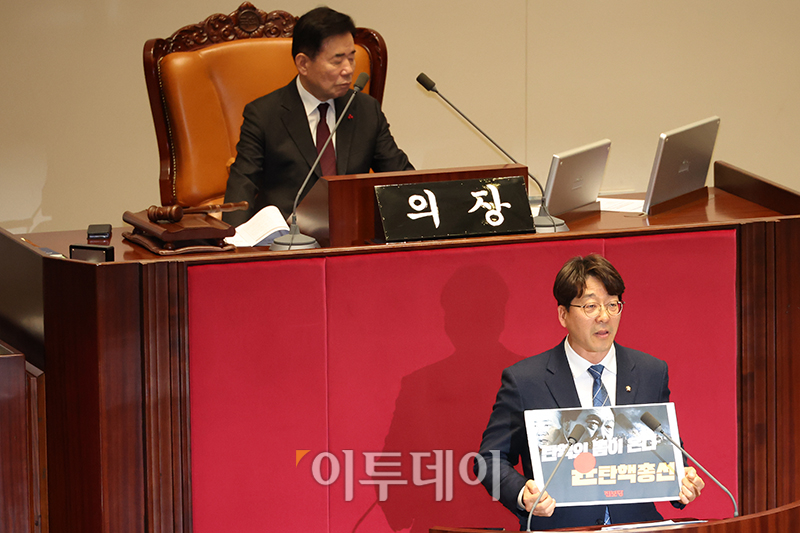 ▲강성희 진보당 의원이 28일 서울 여의도 국회에서 열린 본회의에서 화천대유 '50억 클럽' 뇌물 의혹 사건의 진상규명을 위한 특별검사의 임명 등에 관한 법률안 표결을 앞두고 피켓을 들고 토론을 하고 있다. 왼쪽은 김진표 국회의장. 고이란 기자 photoeran@