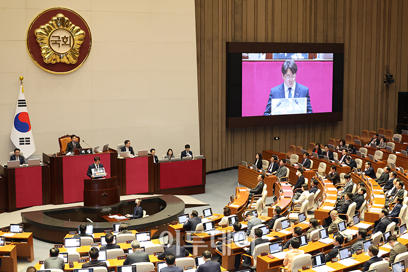▲강성희 진보당 의원이 28일 서울 여의도 국회에서 열린 본회의에서 화천대유 '50억 클럽' 뇌물 의혹 사건의 진상규명을 위한 특별검사의 임명 등에 관한 법률안 표결을 앞두고 피켓을 들고 토론을 하고 있다. 고이란 기자 photoeran@