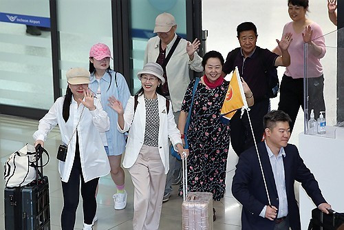 ▲지난해 8월 중국인 단체 관광객들이 인천국제공항을 통해 입국하고 있다.  (연합뉴스)