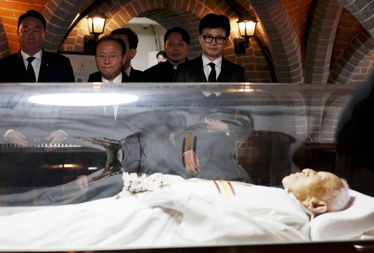 ▲국민의힘 한동훈 비상대책위원장과 윤재옥 당 대표 권한대행 겸 원내대표가 29일 서울 중구 명동대성당 지하성당에 마련된 고 정의채 몬시뇰 신부의 빈소를 찾아 조문하고 있다. 국회사진취재단