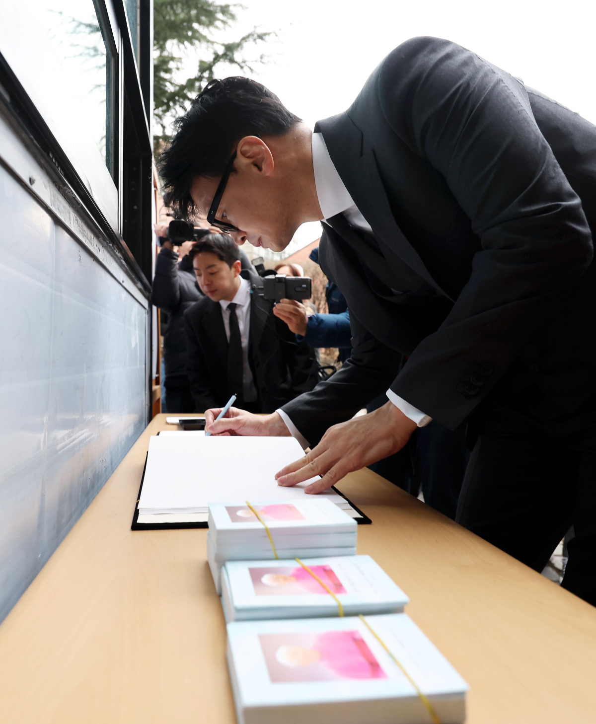 ▲한동훈 국민의힘 비상대책위원장이 29일 서울 중구 명동대성당 지하성당에 마련된 고 정의채 몬시뇰 신부의 빈소를 찾아 조문한 뒤 조문록을 작성하고 있다. 국회사진취재단