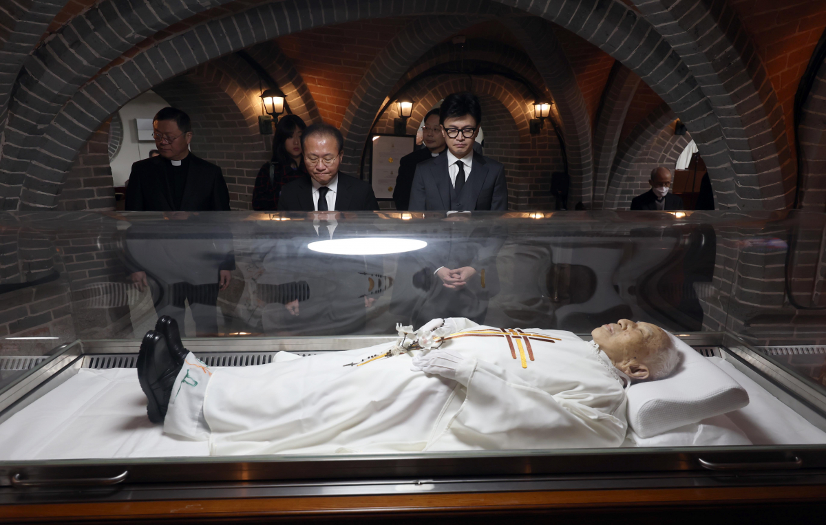 ▲국민의힘 한동훈 비상대책위원장과 윤재옥 당 대표 권한대행 겸 원내대표가 29일 서울 중구 명동대성당 지하성당에 마련된 고 정의채 몬시뇰 신부의 빈소를 찾아 조문하고 있다. 국회사진취재단