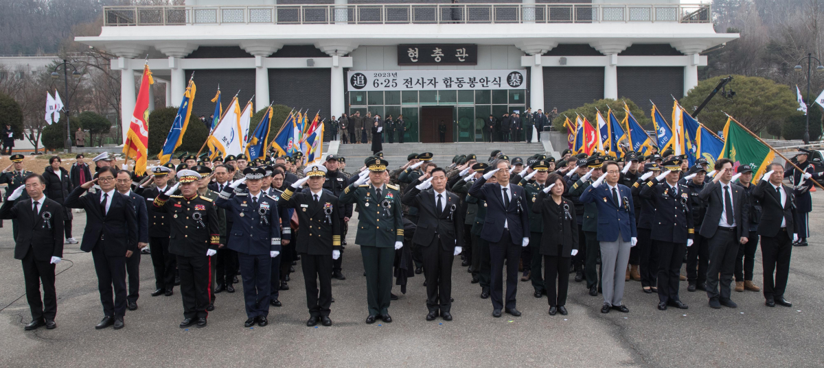 ▲한덕수 국무총리 등이 29일 서울 동작구 국립서울현충원에서 열린 2023년 6.25 전사자 발굴유해 합동봉안식에서 국민의례를 하고 있다. 사진공동취재단
