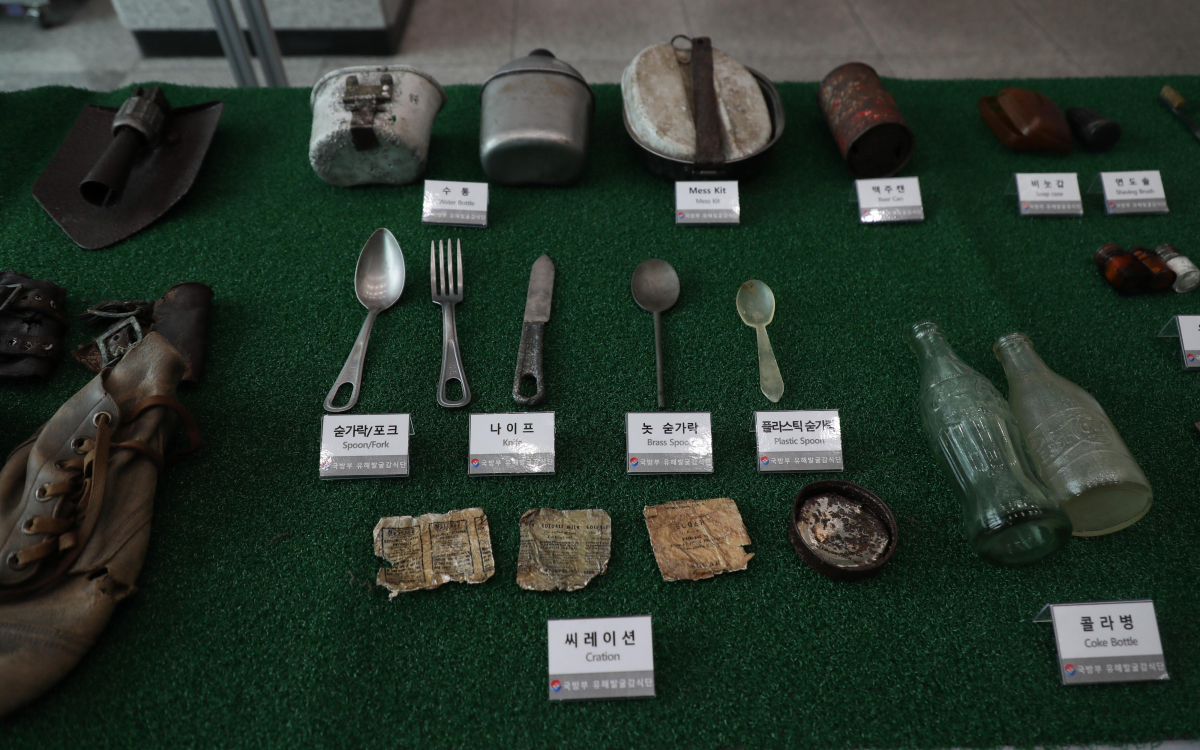 ▲6·25 전사자 발굴유해 합동봉안식이 열린 29일 서울 동작구 국립서울현충원 현충관에 6·25 전사자들의 유품이 진열돼 있다. 사진공동취재단