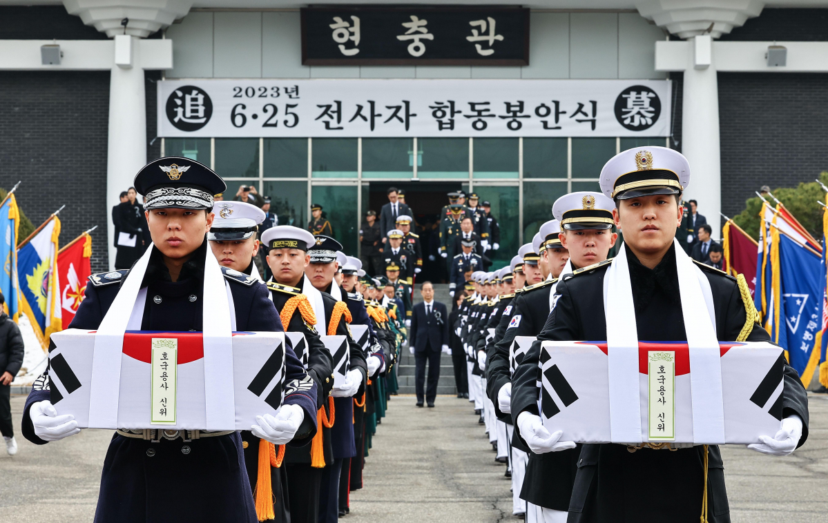 ▲29일 오전 서울 동작구 국립서울현충원 현충관에서 열린 6·25전사자 발굴유해 합동 봉안식에서 국군 의장대가 유해를 봉송하고 있다. 사진공동취재단