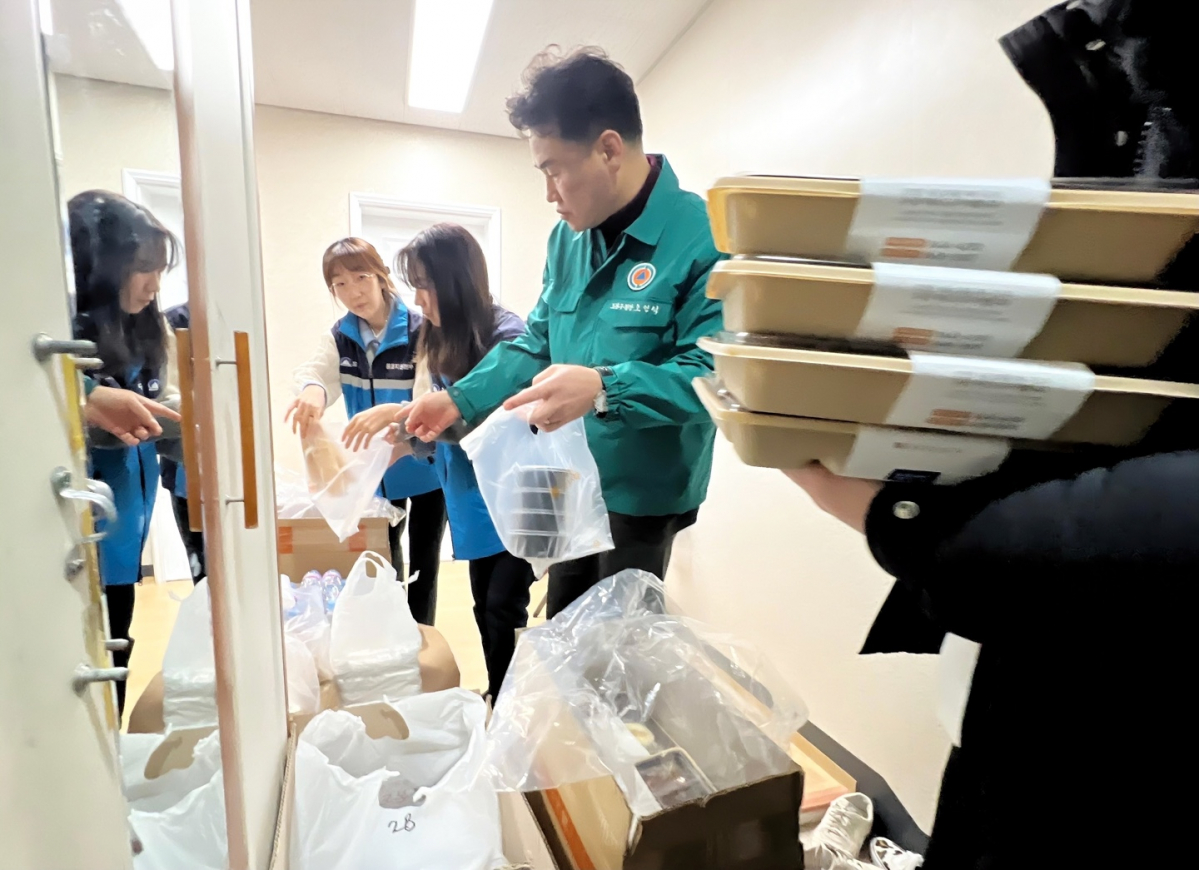 ▲오언석 도봉구청장이 방학동 아파트 화재 사고로 피해를 입은 주민들에게 도시락을 나눠주고 있다. (자료제공=도봉구)