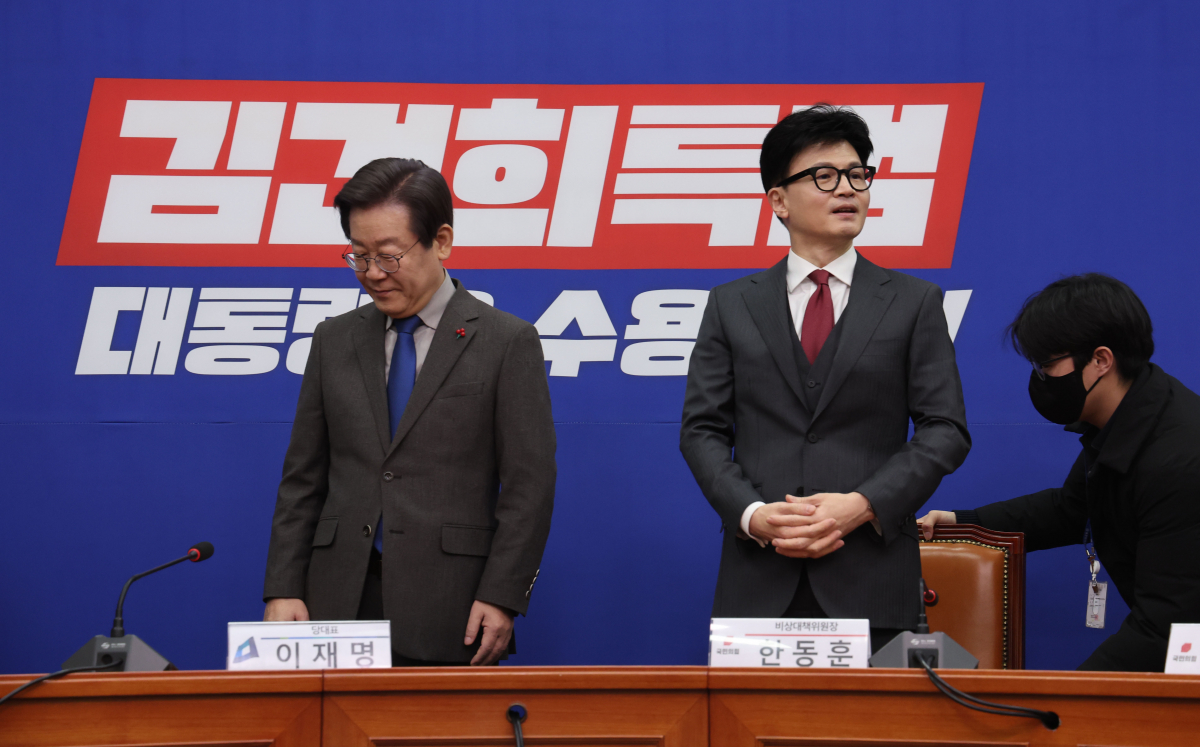 ▲한동훈 국민의힘 비상대책위원장과 이재명 더불어민주당 대표가 29일 서울 여의도 국회 민주당 대표실에서 회동을 하고 있다. 신태현 기자 holjjak@