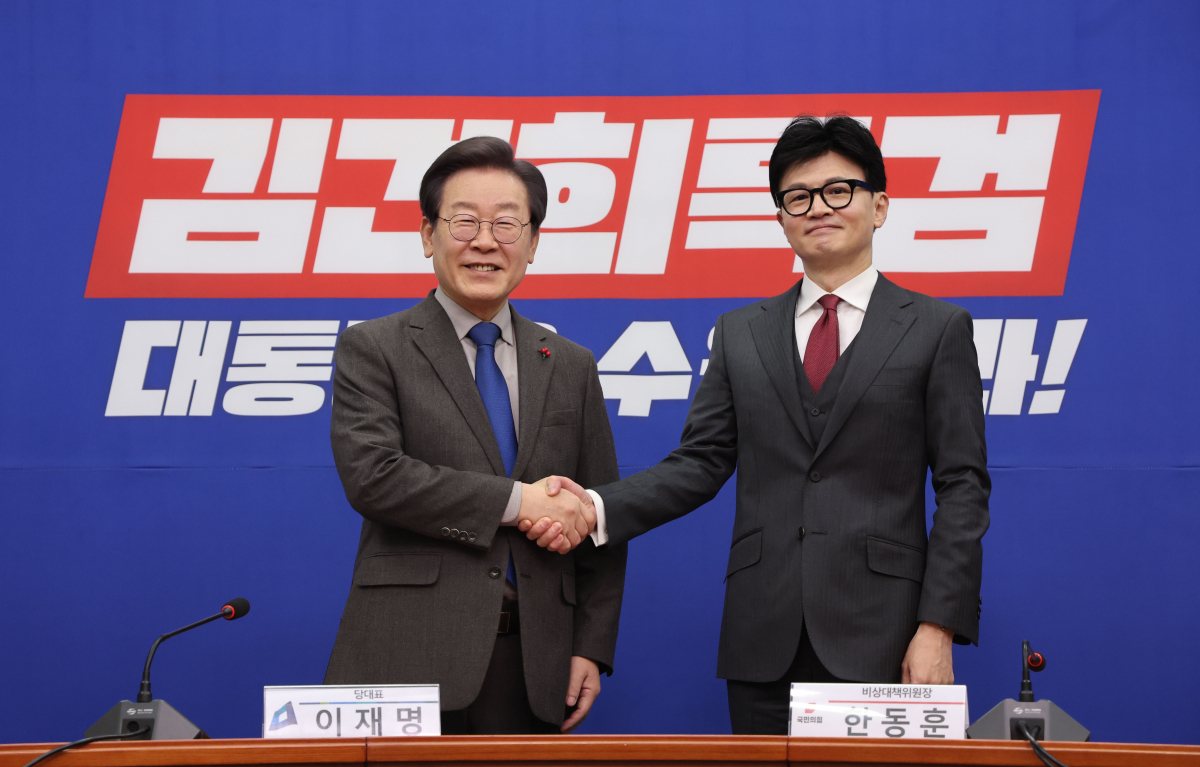 ▲한동훈 국민의힘 비상대책위원장과 이재명 더불어민주당 대표가 29일 서울 여의도 국회 민주당 대표실에서 회동을 하고 있다. 신태현 기자 holjjak@