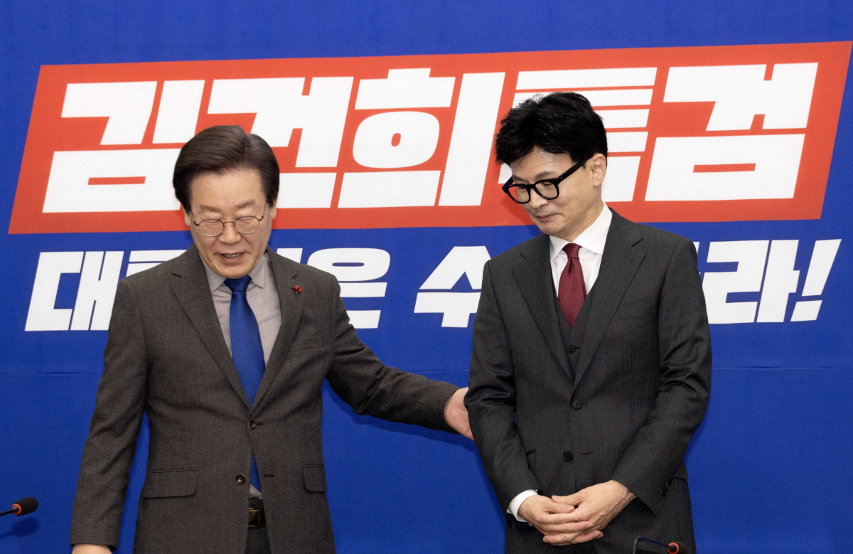 ▲한동훈 국민의힘 비상대책위원장과 이재명 더불어민주당 대표가 29일 서울 여의도 국회 민주당 대표실에서 회동을 하고 있다. 신태현 기자 holjjak@