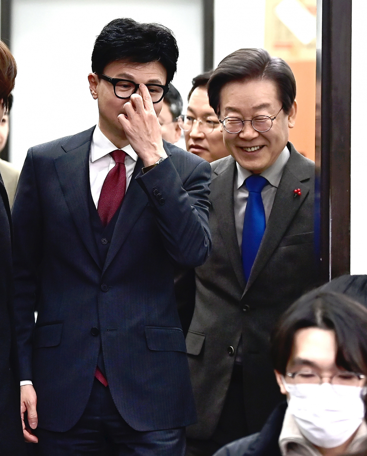 ▲한동훈 국민의힘 비상대책위원장과 이재명 더불어민주당 대표가 29일 서울 여의도 국회 민주당 대표실에서 회동을 하고 있다. 신태현 기자 holjjak@