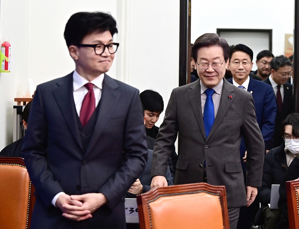 ▲한동훈 국민의힘 비상대책위원장과 이재명 더불어민주당 대표가 29일 서울 여의도 국회 민주당 대표실에서 회동을 하고 있다. (신태현 기자 holjjak@)