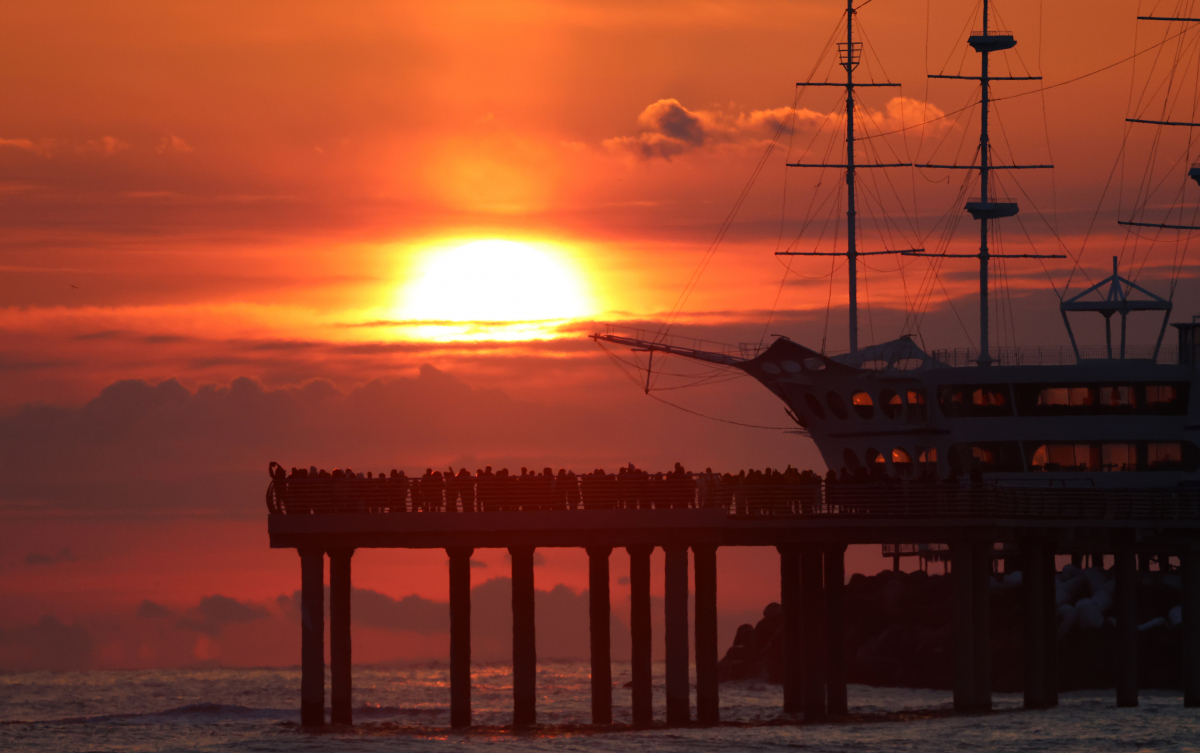 ▲24일 일출 명소인 강원 강릉시 강동면 정동진 해변을 찾은 많은 해맞이 관광객이 일출을 바라보고 있다 (연합뉴스)