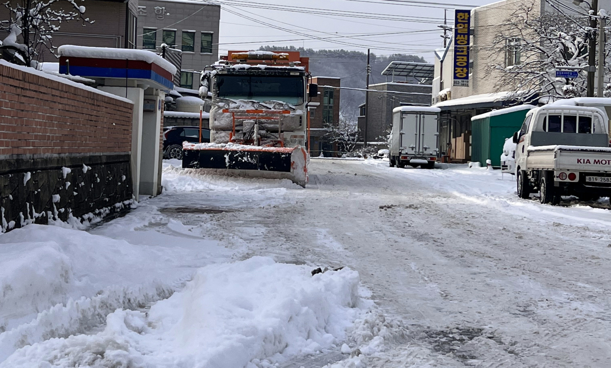 ▲22일 오전 대설주의보가 유지 중인 충남 서천군의 한 도로에 사흘간 이어진 눈이 쌓여있다.(연합뉴스)