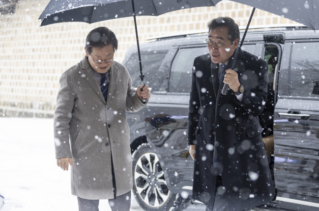 ▲더불어민주당 이재명 대표와 이낙연 전 대표가 30일 오전 서울 중구의 한 식당으로 들어가고 있다. (연합뉴스)