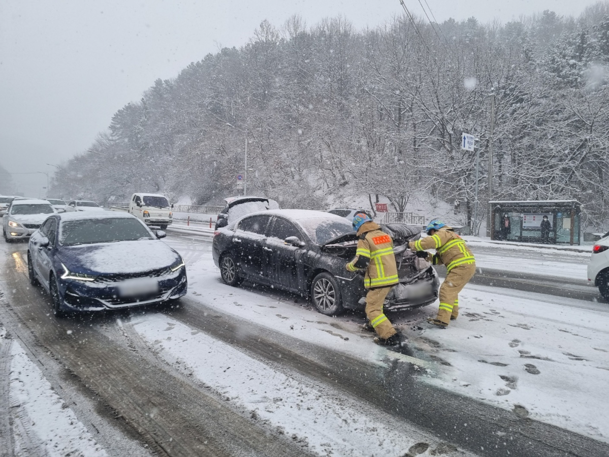 ▲31일 경기도의 한 고속도로에서 차량이 멈춰 조치 작업이 이뤄지고 있다. (연합뉴스)