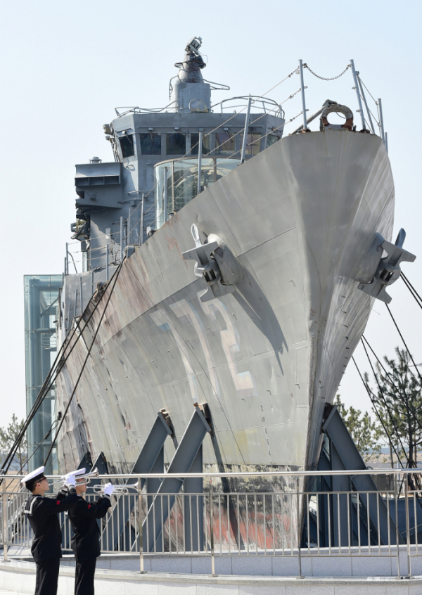 ▲ 천안함 사건 5주기를 앞둔 2015년 3월 19일 경기 평택 해군2함대에서 평택지역 군장병들이 천안함을 살펴보고 있다.  (뉴시스)