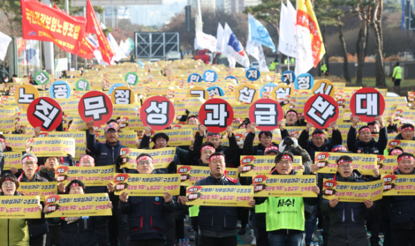 ▲양대노총 공공부문 노동조합 공동대책위원회가 2일 서울 영등포구 국회 앞에서 연 '민영화 저지·노정교섭 쟁취, 양대노총 공공노동자 총력투쟁 결의대회'에서 참가자들이 구호를 외치고 있다. (연합뉴스)