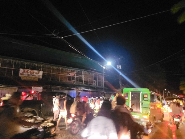 ▲2일(현지시간) 필리핀 수리가오델수르 히나투안에서 지진이 발생해 사람들이 대피하고 있다. 히나투안/로이터연합뉴스
