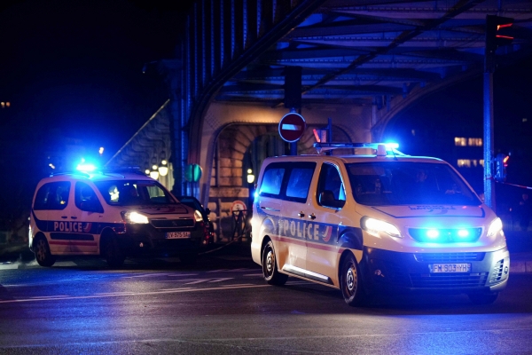 ▲프랑스 파리에서 2일(현지시간) 관광객 피습 사건이 발생해 경찰차가 이동하고 있다. 파리/AFP연합뉴스
