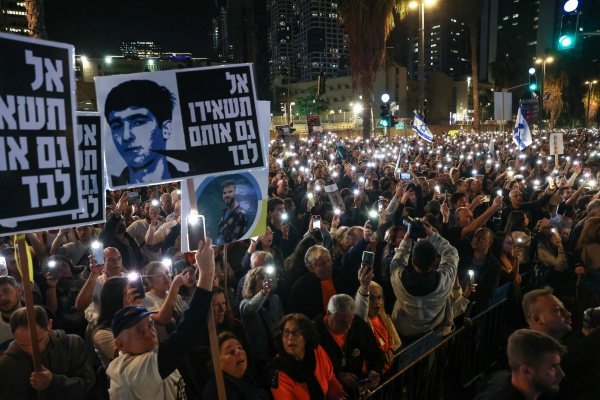 ▲이스라엘 텔아비브에서 베냐민 네타냐후 총리 퇴진과 인질 석방을 요구하는 시민들이 시위를 벌이고 있다. 텔아비브/AFP연합뉴스

