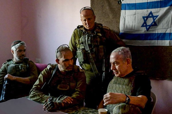 ▲베냐민 네타냐후(맨 오른쪽) 이스라엘 총리가 지난달 26일(현지시간) 가자지구 내 이스라엘군과 대화하고 있다. 가자지구(팔레스타인)/AFP연합뉴스
