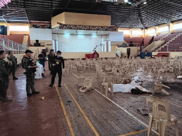 ▲필리핀 경찰이 3일(현지시간) 폭탄 테러가 발생한 민다나오 주립대 체육관을 살피고 있다. 마라위(필리핀)/로이터연합뉴스
