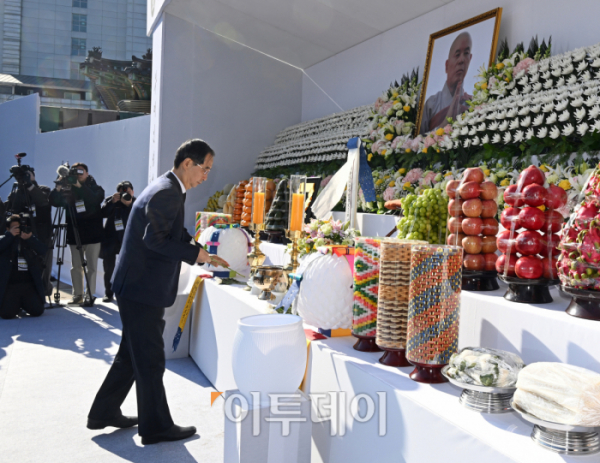 ▲한덕수 국무총리가 3일 서울 종로구 대한불교조계종 총본산 조계사에서 열린 제33대·제34대 총무원장 해봉당 자승 대종사 종단장 영결식에서 헌화를 하고 있다. 사진공동취재단