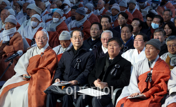 ▲한덕수 국무총리와 김대기 대통령비서실장 등 정관계 인사들이 3일 서울 종로구 조계사에서 엄수된 해봉당 자승 대종사 영결식에 참석해 있다.  사진공동취재단