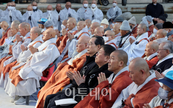 ▲한덕수 국무총리와 김대기 대통령비서실장을 비롯한 참석자들이 3일 서울 종로구 조계사에서 해봉당 자승 대종사 영결식에서 합장하고 있다. 사진공동취재단