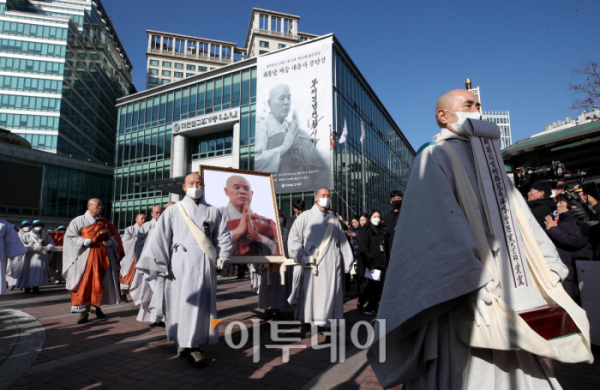 ▲3일 서울 종로구 조계사에서 엄수된 해봉당 자승 대종사 영결식에서 자승 스님의 영정과 법구가 이운되고 있다.  사진공동취재단