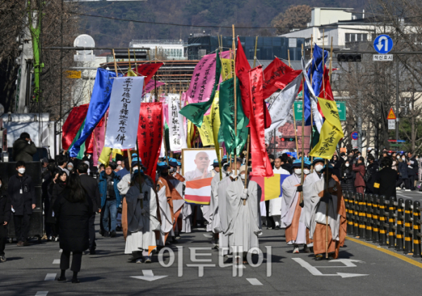 ▲3일 서울 종로구 대한불교조계종 총본산 조계사에서 열린 제33대·제34대 총무원장 해봉당 자승 대종사 종단장 영결식에서 자승스님의 법구가 이운되고 있다. 사진공동취재단