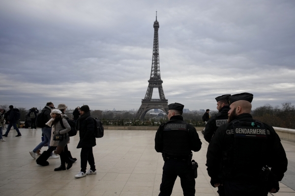 ▲3일(현지시간) 프랑스 파리 에펠탑 인근 트로카데로 광장에서 경찰이 순찰을 돌고 있다. 파리/AP연합뉴스
