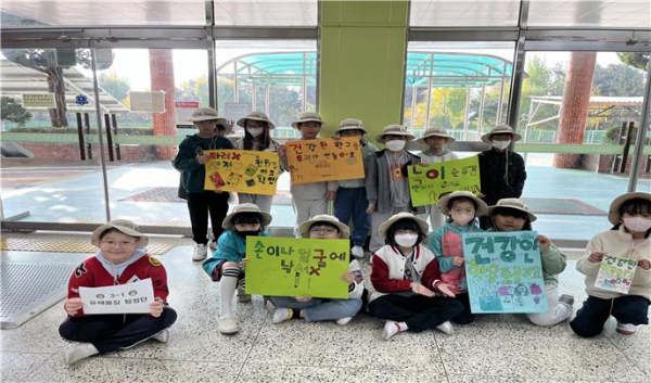 ▲우만초등학교 ‘출동! 탐정단 쉿!’ 동아리 학생들이 환경보건 캠페인 활동을 벌이고 있다. (사진제공=환경부)